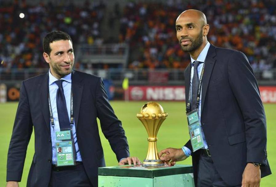 Gli ambasciatori della Caf , nonch ex giocatori, Mohamed Aboutreika e Frederick Kanoute posano con il trofeo prima dell&#39;inizio del match. Epa